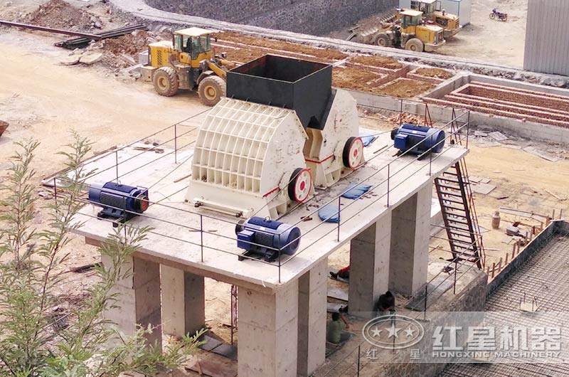 兩臺重錘式破碎機(jī)聯(lián)合工作現(xiàn)場
